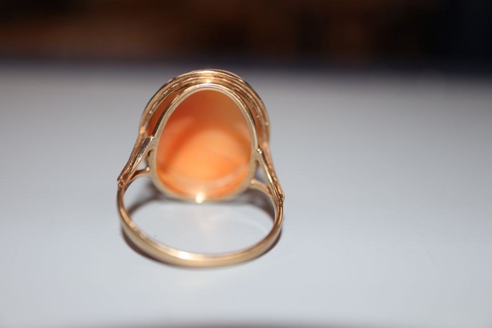 An early 20th century 9ct gold and Three Graces carved oval cameo shell ring, size R, gross 3.5 grams.